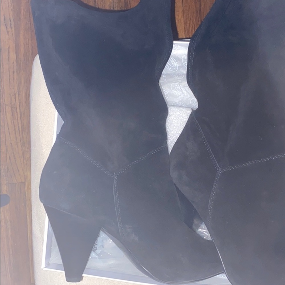 Suede black boots with heel
